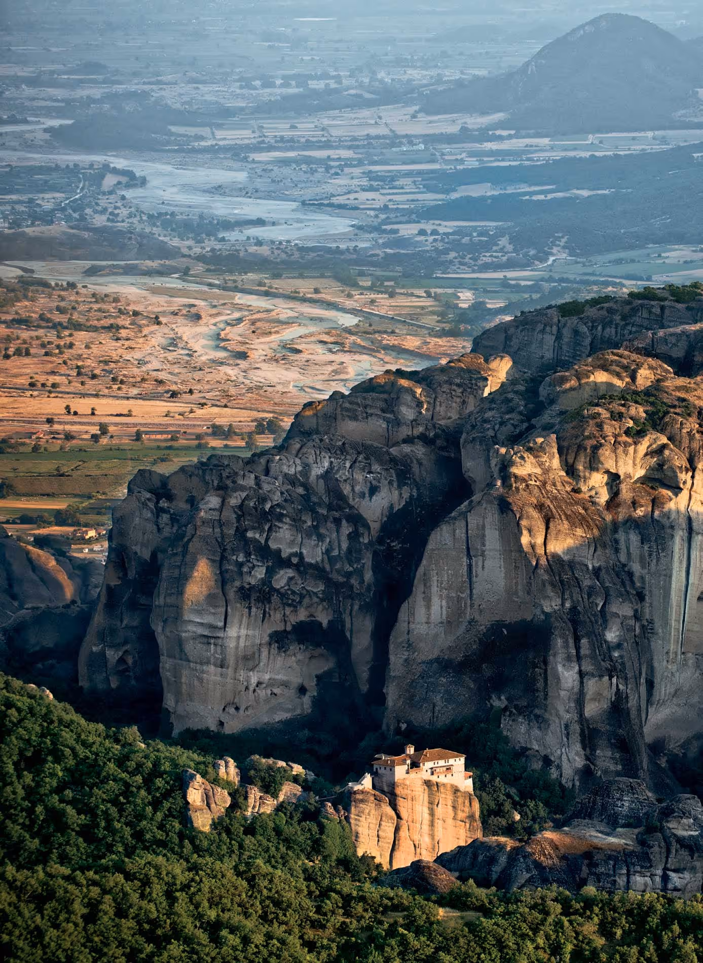 Ἱερὰ μονὴ Ρουσάνου, βράχοι «Λιανομόδια», θεσσαλικὸς κάμπος.