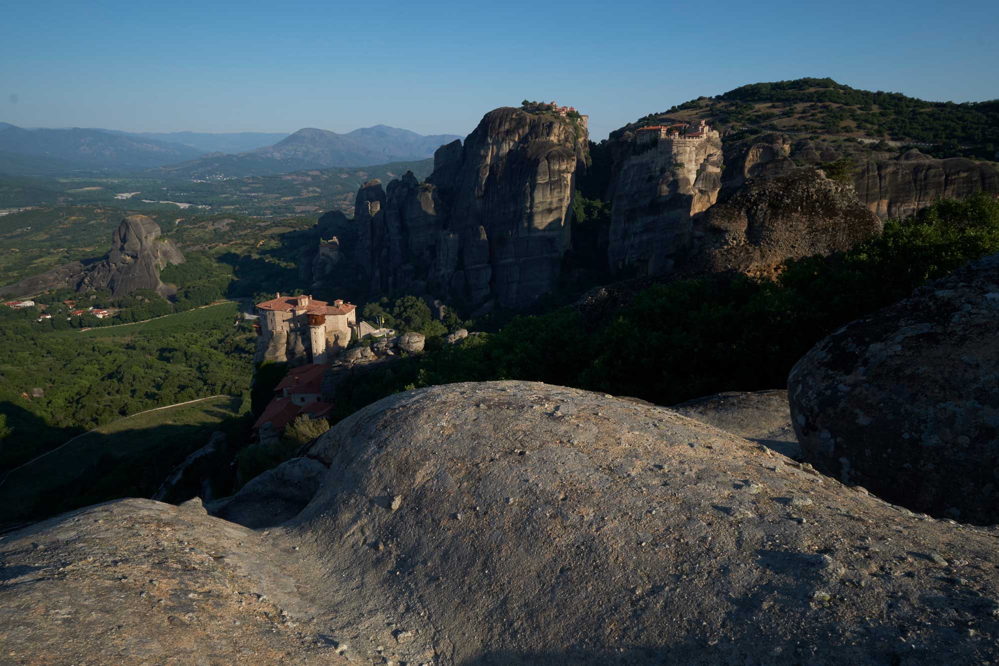 Τὰ Μετέωρα καὶ ἡ Ἱερὰ Μονὴ Ρουσάνου τὸ σούρουπο