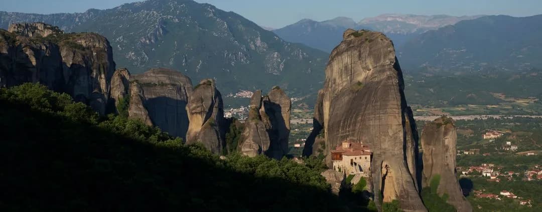 Πανοραμική άποψη των Μετεώρων με την Ιερά Μονή Ρουσάνου στον κεντρικό βράχο